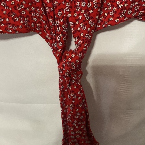 NWT 1.STATE WO SIZE 3X PEASANT TOP FRONT TIE AT HEM RED WITH SMALL FLORAL PRINT - Picture 8 of 13